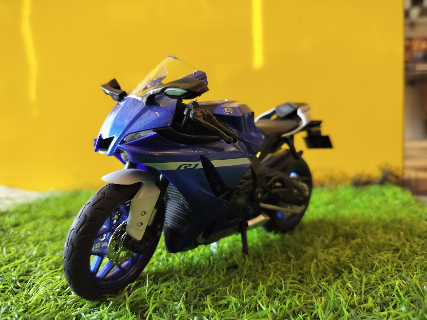 Blue R15 Diecast